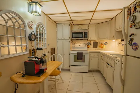 300 Bayview Dr # 211, Sunny Isles Beach FL 33160