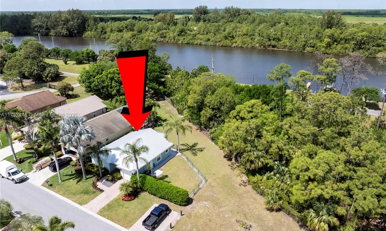 8904 SW Fishermans Wharf Drive, Stuart FL 34997