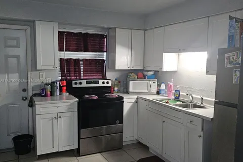 240 NW 13th Ct # B, Dania Beach FL 33004