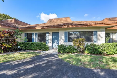 7036 SW 23rd St # 18, Davie FL 33317