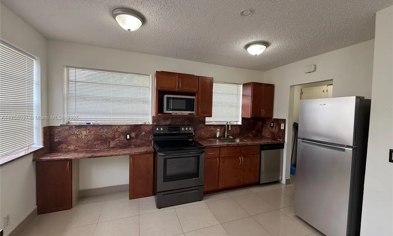 883 NE 40th St, Oakland Park FL 33334