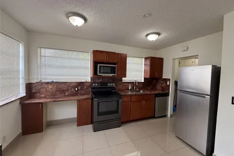 883 NE 40th St, Oakland Park FL 33334