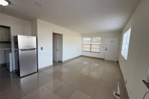 883 NE 40th St, Oakland Park FL 33334