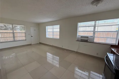 883 NE 40th St, Oakland Park FL 33334