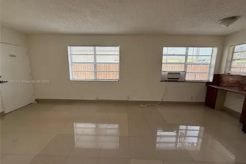 883 NE 40th St, Oakland Park FL 33334