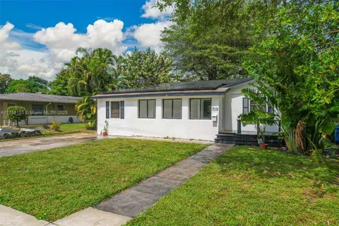 719 NE 36th St, Oakland Park FL 33334