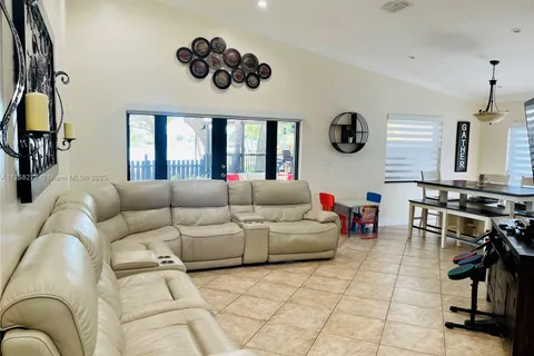 7770 NW 189th St, Hialeah FL 33015