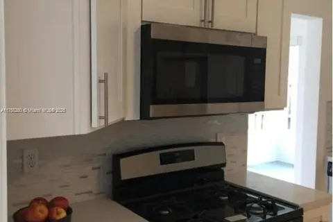 320 SW 7th Ct., Hallandale Beach FL 33009