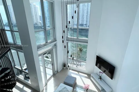 300 S Biscayne Blvd # 814, Miami FL 33131