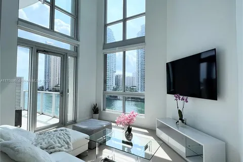 300 S Biscayne Blvd # 814, Miami FL 33131