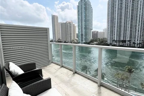 300 S Biscayne Blvd # 814, Miami FL 33131