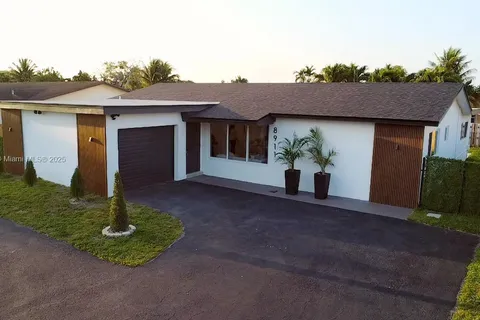 8911 NW 7th Ct, Pembroke Pines FL 33024