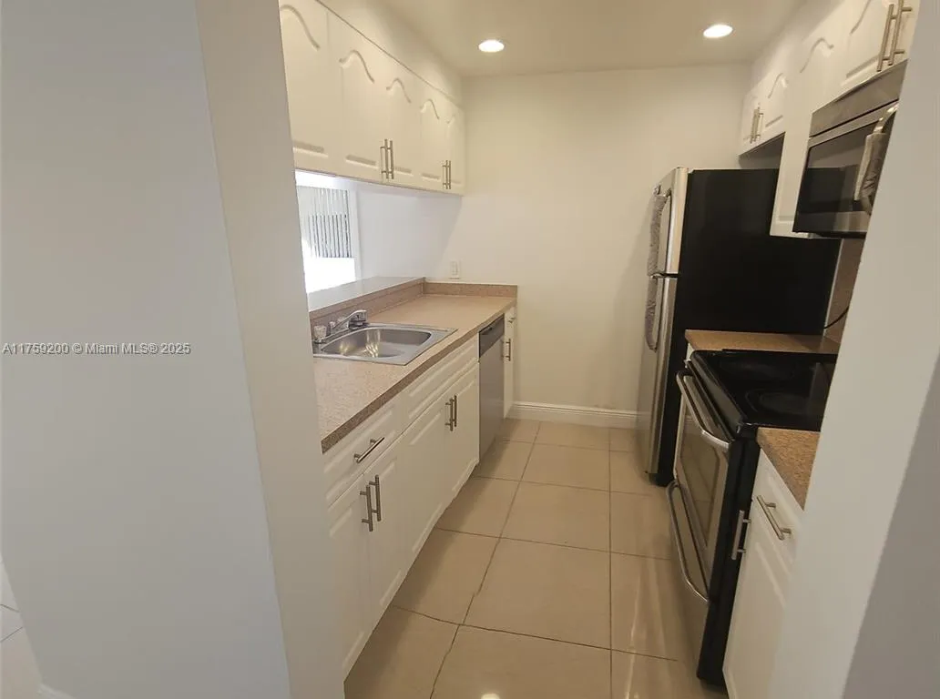 8160 Geneva Ct # 208, Doral FL 33166