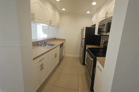 8160 Geneva Ct # 208, Doral FL 33166