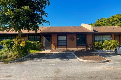 10211 Buttercup Ct, Pembroke Pines FL 33026