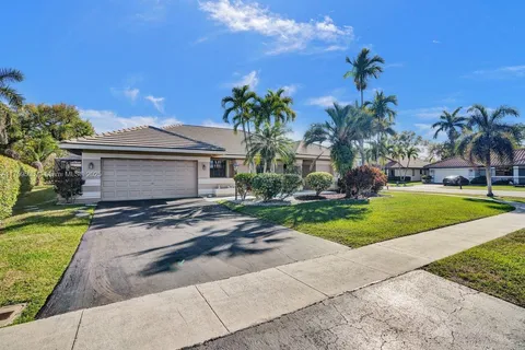 1930 W Oak Knoll Cir, Davie FL 33324