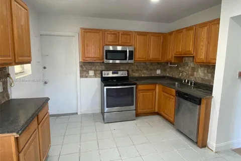 894 NW 108th St, Miami FL 33168