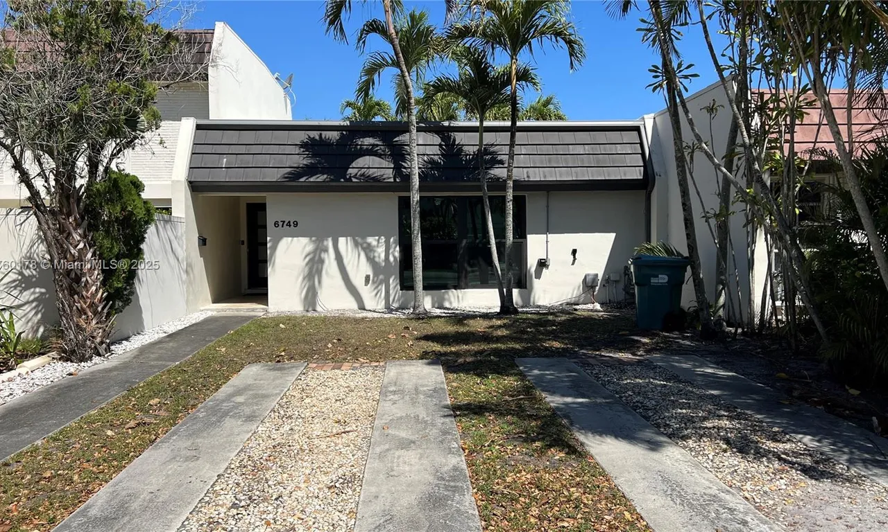 6749 Crooked Palm Ln, Miami Lakes FL 33014