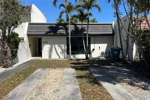 6749 Crooked Palm Ln, Miami Lakes FL 33014
