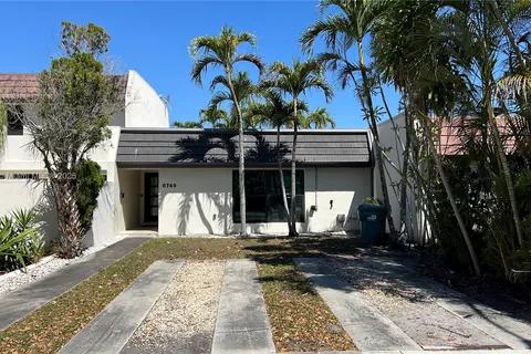 6749 Crooked Palm Ln, Miami Lakes FL 33014