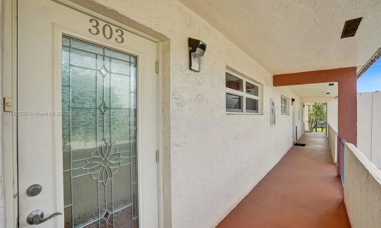400 S Hollybrook Dr # 303, Pembroke Pines FL 33025