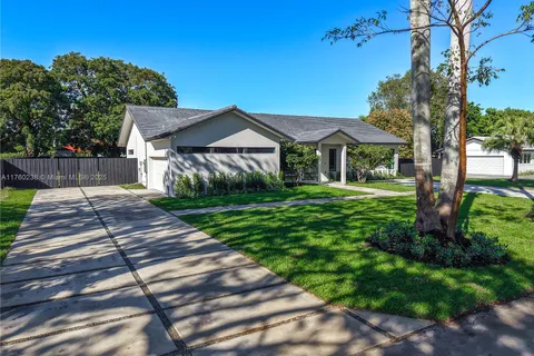 8765 SW 175th St, Palmetto Bay FL 33157