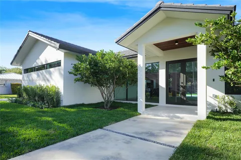 8765 SW 175th St, Palmetto Bay FL 33157