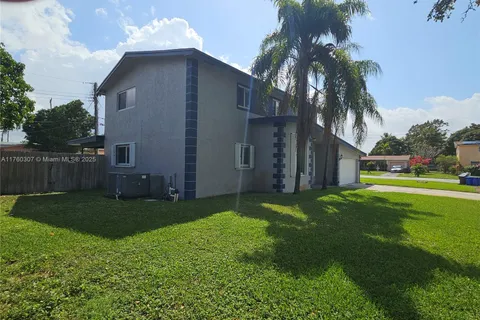 3900 NW 39th Ave, Lauderdale Lakes FL 33309