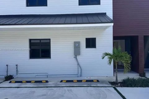 10 936 NW 10 ST # 4, Florida City FL 33034