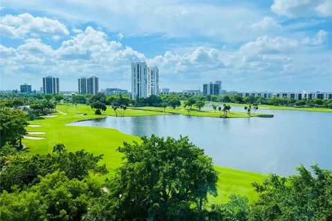 20000 E Country Club Dr # 806, Aventura FL 33180