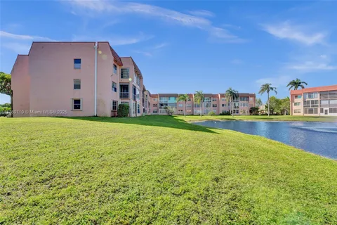 9421 Sunrise Lakes Blvd # 206, Sunrise FL 33322