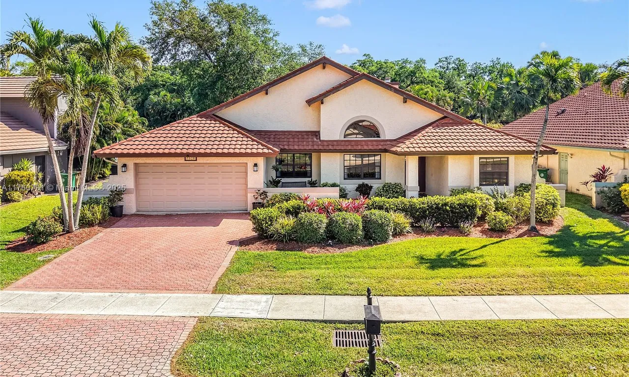 1520 E Oak Knoll Cir, Davie FL 33324