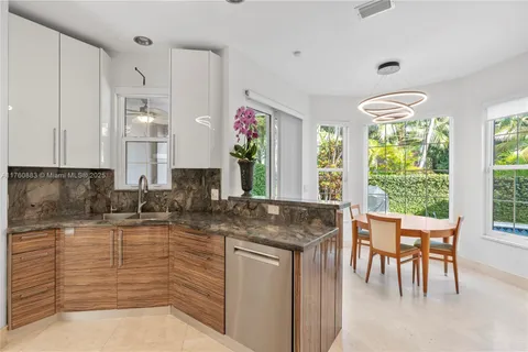 3943 194th Trl # 3943, Sunny Isles Beach FL 33160
