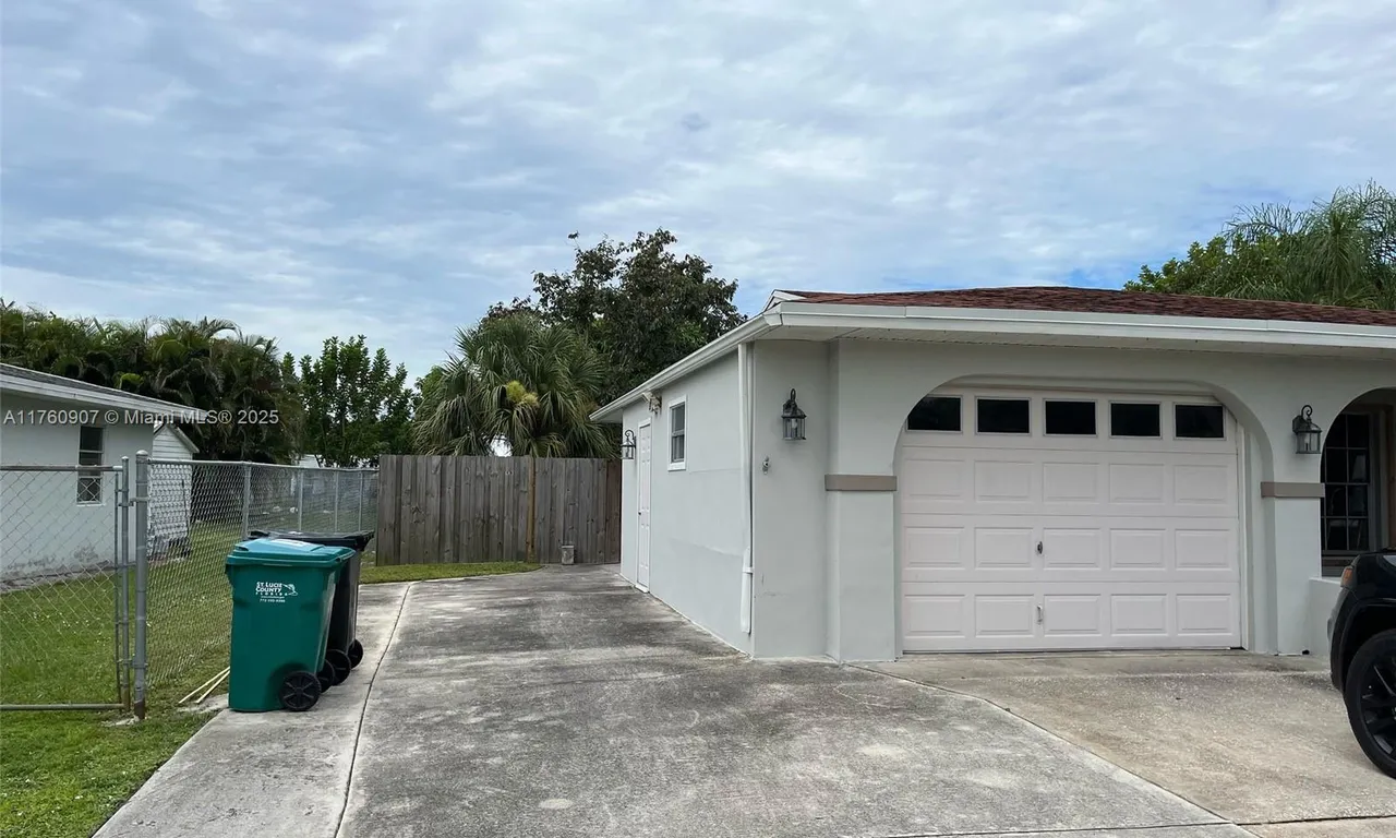 262 NE Floresta Dr, Port St. Lucie FL 34983