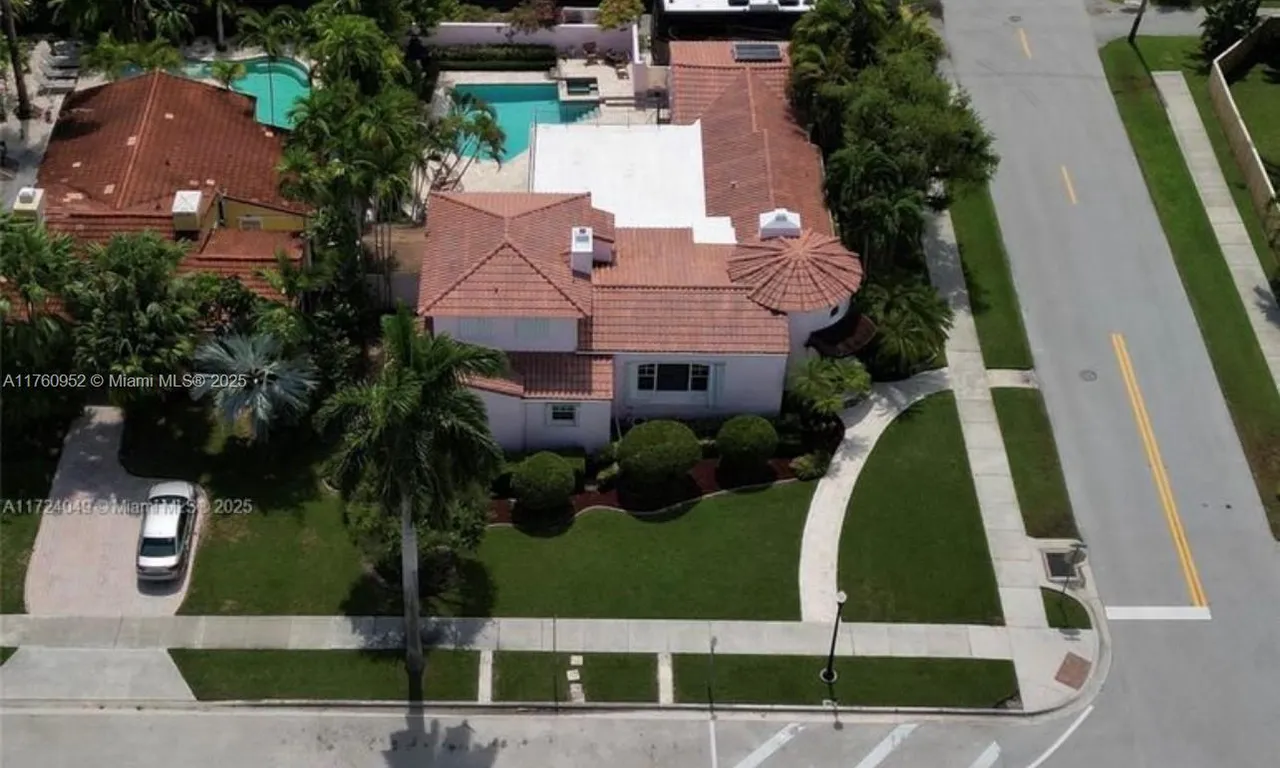 1056 Harrison St, Hollywood FL 33019
