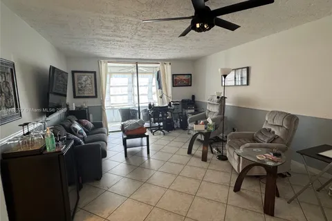 2861 Somerset Dr # 318, Lauderdale Lakes FL 33311