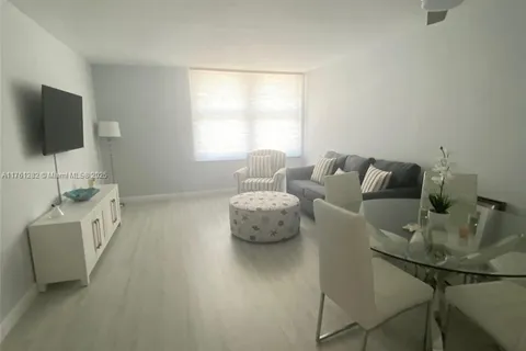 2899 Collins Ave # 1743, Miami Beach FL 33140