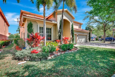 19151 N Hibiscus St, Weston FL 33332