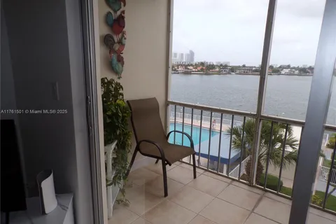 3010 Marcos Dr # R412, Aventura FL 33160