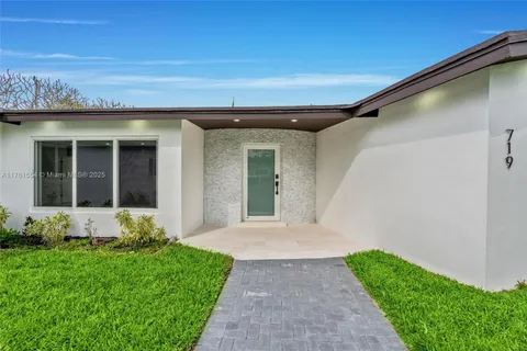 719 SW 25th Ave, Boynton Beach FL 33435