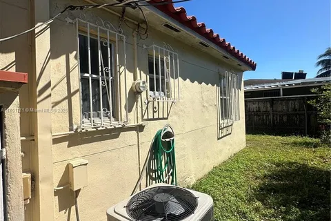 9140 NW 35th Ct, Miami FL 33147