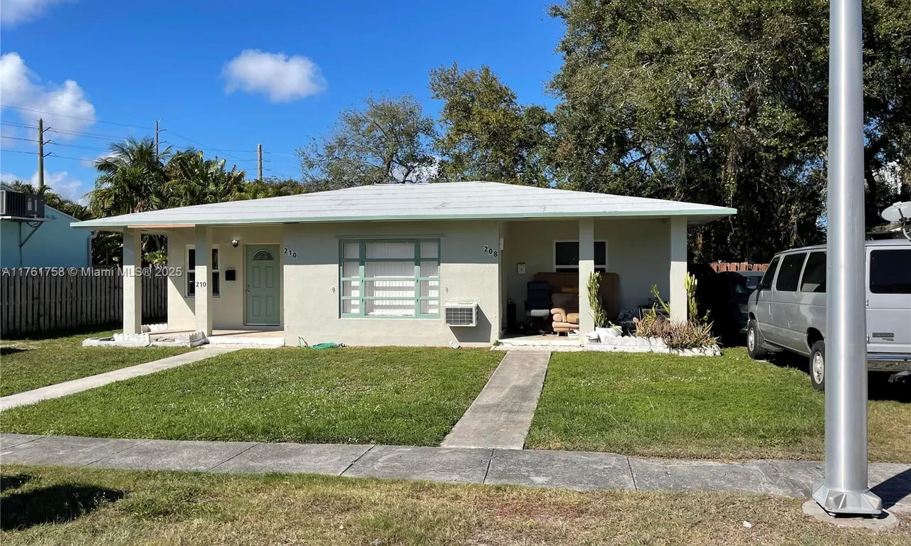 208 SW 2nd Pl, Dania Beach FL 33004