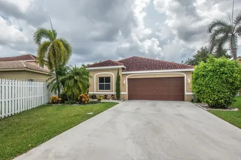 675 Maplewood Ct, Weston FL 33327