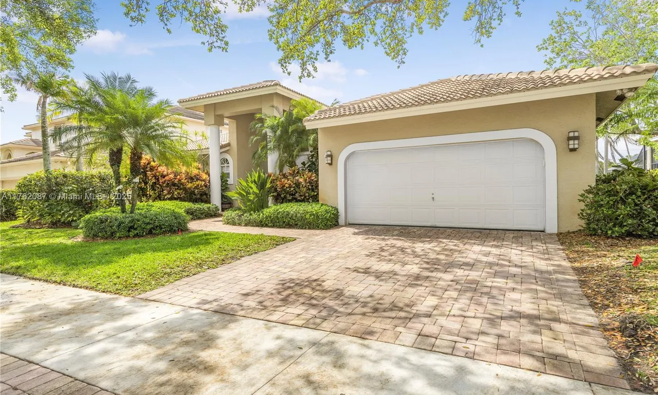 2943 Oakbrook Dr, Weston FL 33332