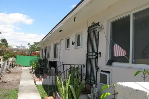 621 SW 10th St, Miami FL 33130