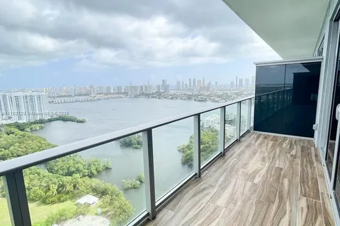 16385 Biscayne Blvd, North Miami Beach FL 33160