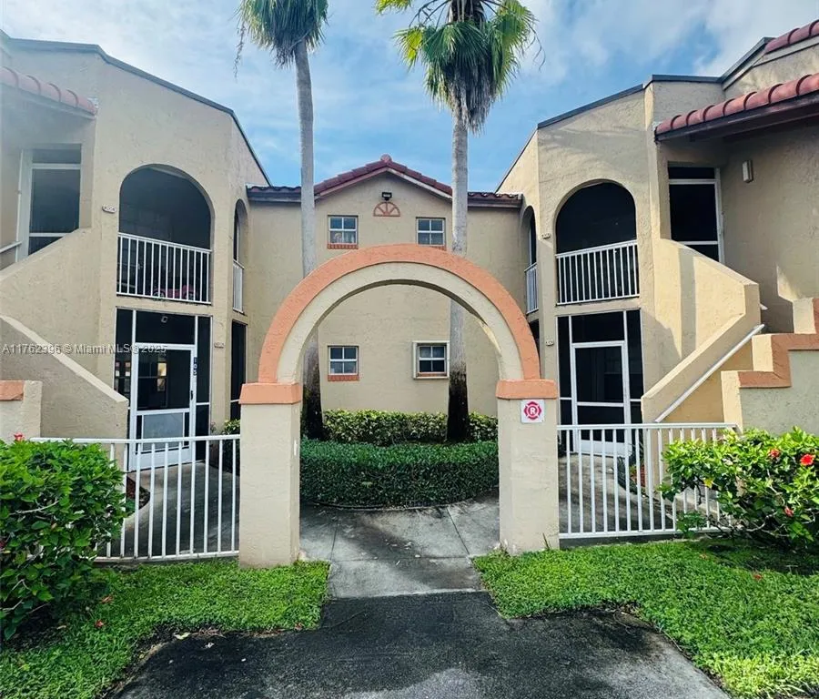 8630 SW 3rd St # 204, Pembroke Pines FL 33025