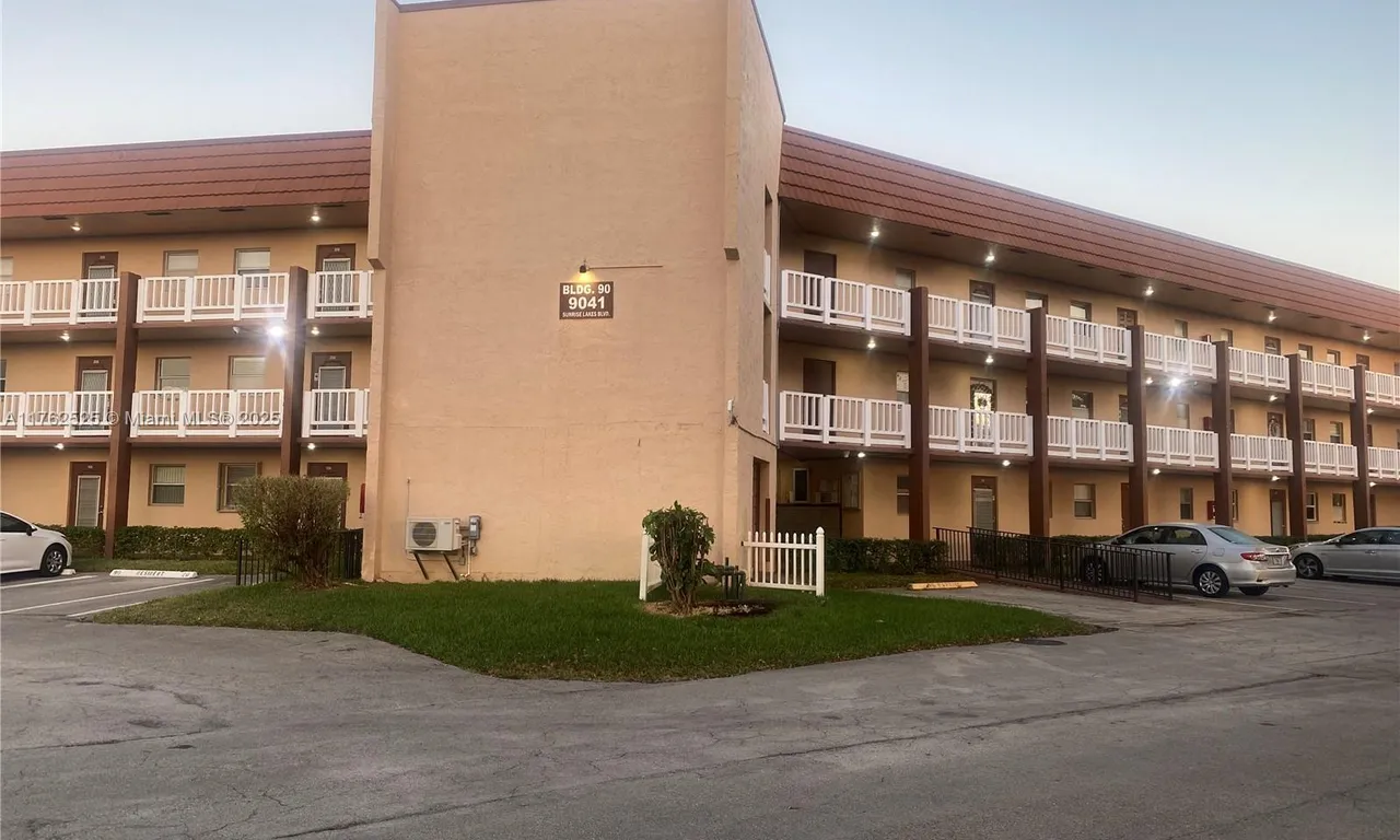 9041 Sunrise Lakes Blvd # 213, Sunrise FL 33322