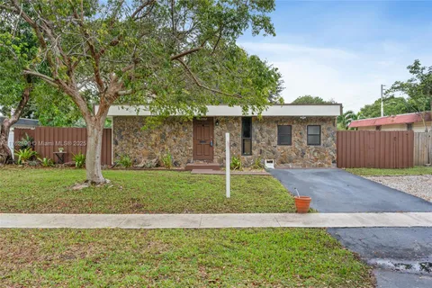 6902 NW 78th St, Tamarac FL 33321