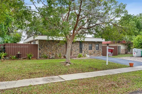 6902 NW 78th St, Tamarac FL 33321
